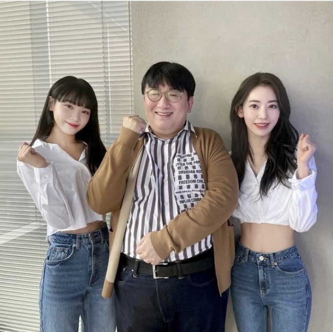 [서울=뉴시스]김채원, 방시혁,미야와키 사쿠라. 2022.03.15. (사진=방시혁 인스타그램 캡처) photo@newsis.com*재판매 및 DB 금지 *재판매 및 DB 금지