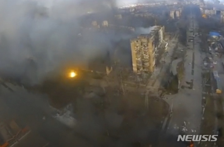[마리우폴=AP/뉴시스] 우크라이나군 아조프 연대는 14일(현지시간) 러시아군의 포격으로 마리우폴의 여러 건물들에 연기와 섬광이 피어오르고 있는 영상을 공개했다. 아조프해에 위치한 마리우폴은 러시아군에 포위돼 집중 포격을 받고 있다. 2022.03.15.&nbsp; *재판매 및 DB 금지
