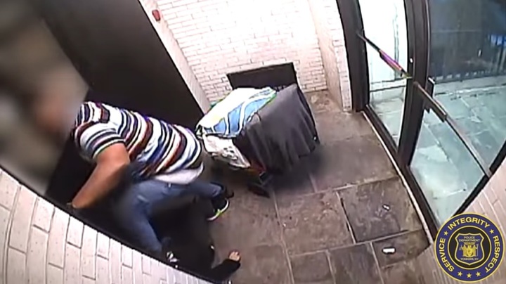 [서울=뉴시스] 뉴욕 용커스에서 지난 11일 타멜 에스코(42)가 한 아시아계 여성(67)을 발로 밟고 있다. 가해자는 피해 여성의 얼굴을 125회 이상 가격했으며, 누워 있는 피해자를 일곱 차례에 걸쳐 발로 밟았다. (출처 : 뉴욕 용커스 경찰 공식 홈페이지) 2022.03.15. *재판매 및 DB 금지