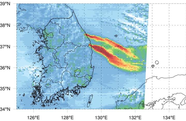 [서울=뉴시스] 정지궤도 환경위성 '천리안 위성 2B호'가 지난 5일 오후 3시45분 관측한 자외선 에어로졸 지수. 울진-삼척 산불과 강릉-동해 산불로 발생한 고농도 에어로졸이 동해상으로 퍼져 나간 모습을 볼 수 있다. (사진=국립환경과학원 제공). 2022.03.15. photo@newsis.com *재판매 및 DB 금지