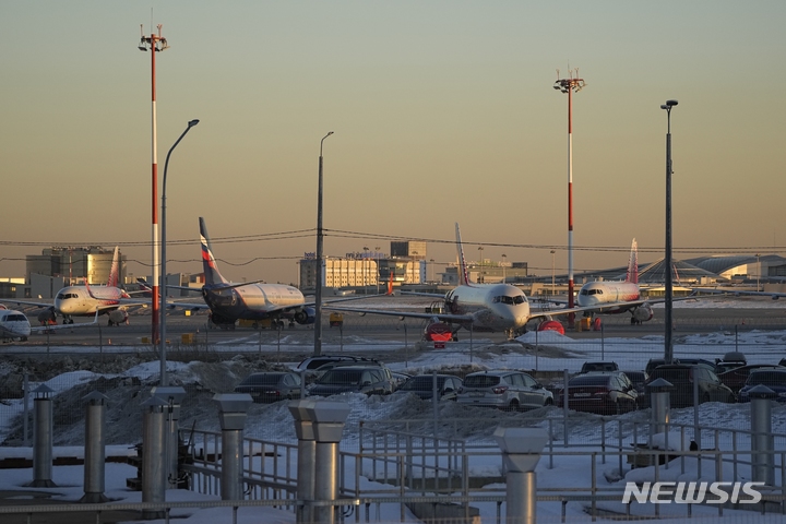 [모스크바=AP/뉴시스] 러시아는 미국에게 양국 간 직항편 복원을 요청했다고 28일(현지 시간) 밝혔다. 사진은 2022년 3월 1일 러시아의 모스크바 교외의 셰레메티예보 공항에 계류중인 여객기들. 2025.02.28.