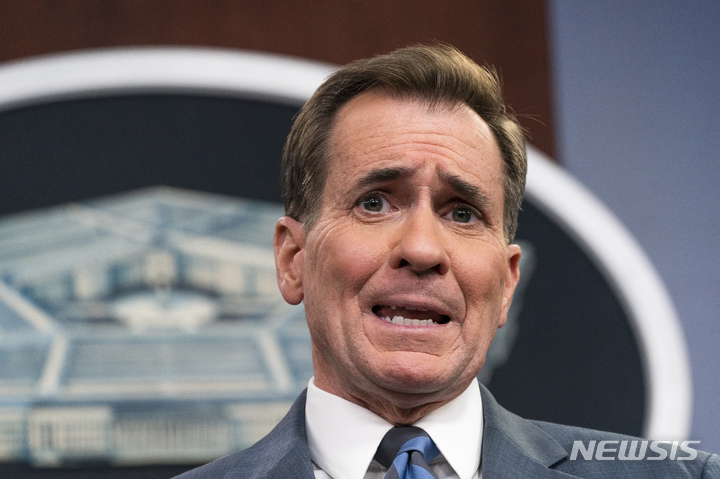 [워싱턴=AP/뉴시스] 존 커비 미 국방부 대변인이 14일(현지시간) 워싱턴 국방부에서 일일 브리핑을 하고 있다. 커비 대변인은 러시아군이 우크라이나 영공에서 우위를 달성하지 못하고 있으며 우크라이나는 훌륭하게 방어하고 있다고 말했다. 2022.03.15.