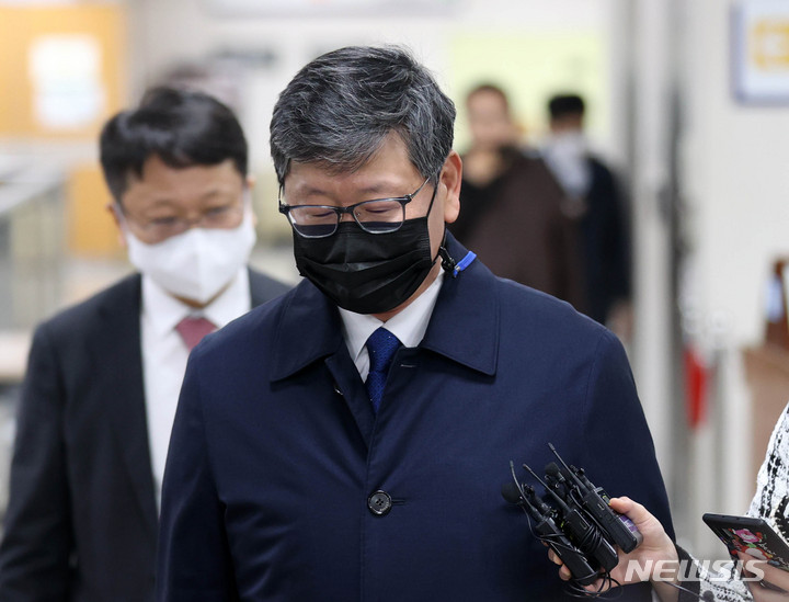 [서울=뉴시스] 고범준 기자 = 택시 기사를 폭행한 혐의로 기소된 이용구 전 법무부 차관이 15일 오전 서울 서초구 서울중앙지법에서 열린 1차 공판에 출석하고 있다. 2022.03.15. bjko@newsis.com