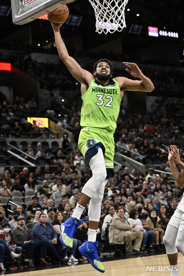 [샌안토니오=AP/뉴시스]NBA 타운스, 시즌 한 경기 최다 득점. 2022.03.14.