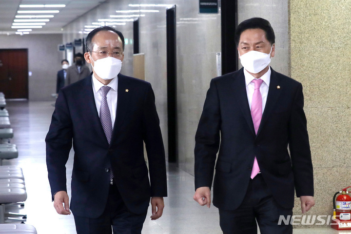 [서울=뉴시스] 김선웅 기자 = 김기현(오른쪽) 국민의힘 원내대표와 추경호 원내수석부대표가 15일 서울 여의도 국회에서 열린 국민의힘 시도당위원장 회의에 참석하고 있다. (공동취재사진) 2022.03.15. photo@newsis.com