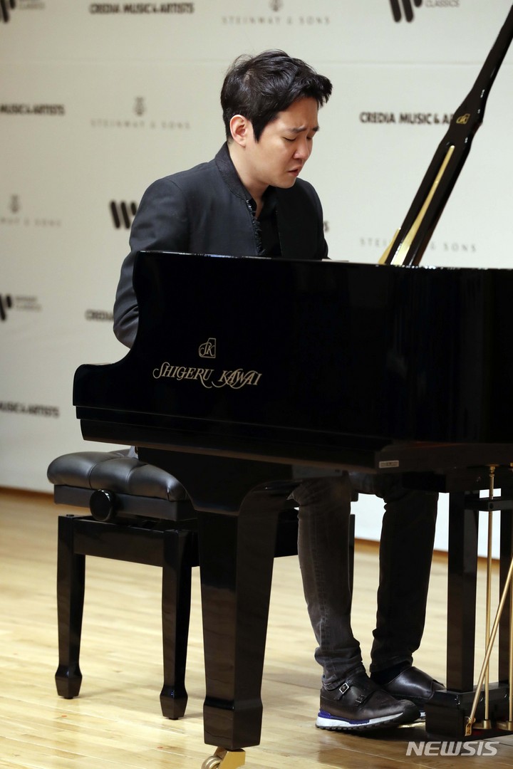 [서울=뉴시스] 박진희 기자 = 임동혁 피아니스트가 15일 서울 서초구 코스모스 아트홀에서 데뷔 20주년 앨범 발매 및 리사이틀 투어 기념 기자간담회에 앞서 슈베르트 피아노 소나타 21번을 연주하고 있다. 2022.03.15. pak7130@newsis.com