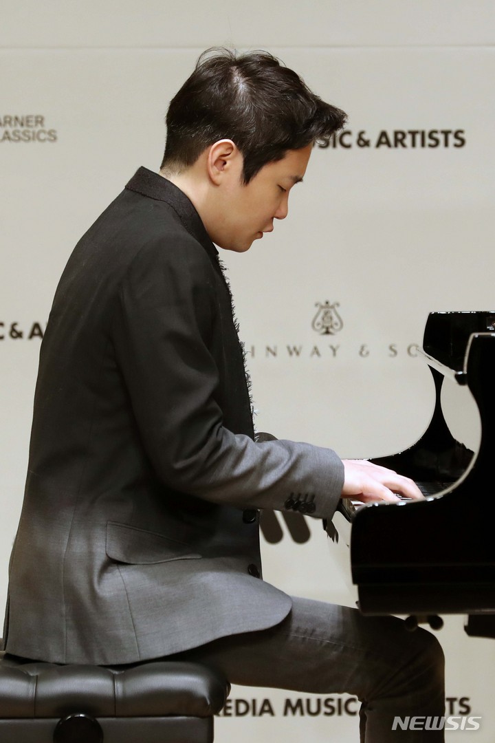 [서울=뉴시스] 박진희 기자 = 임동혁 피아니스트가 15일 서울 서초구 코스모스 아트홀에서 데뷔 20주년 앨범 발매 및 리사이틀 투어 기념 기자간담회에 앞서 슈베르트 피아노 소나타 21번을 연주하고 있다. 2022.03.15. pak7130@newsis.com