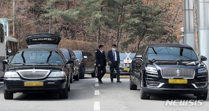 [고양=뉴시스] 백동현 기자 = 지난 15일 오전 경기 고양시 서울시립승화원 입구가 화장 순서를 기다리는 운구차량으로 가득한 모습이다. 서울시가 코로나19 등으로 사망자가 크게 늘자 지난 11일부터 서울시립승화원과 서울추모공원의 하루 화장 건수를 최대 2배까지 확대해 운영하고 있지만 수도권 지역의 화장장이 여전히 포화상태를 보이고 있다. 2022.03.15. livertrent@newsis.com