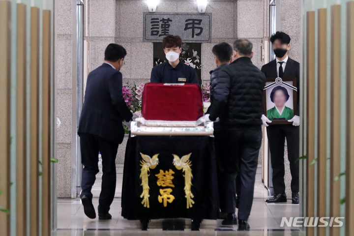 [고양=뉴시스] 백동현 기자 = 코로나19 사망자가 293명으로 집계된 15일 오전 경기 고양시 서울시립승화원에서 유족들이 운구하고 있다. 서울시가 코로나19 등으로 사망자가 크게 늘자 지난 11일부터 서울시립승화원과 서울추모공원의 하루 화장 건수를 최대 2배까지 확대해 운영하고 있지만 수도권 지역의 화장장이 여전히 포화상태를 보이고 있다. 2022.03.15. livertrent@newsis.com