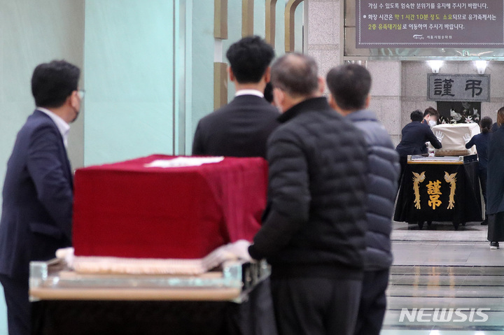 [고양=뉴시스] 백동현 기자 = 지난 3월15일 오전 경기 고양시 서울시립승화원에서 유족들이 앞 순서 유족의 화장을 지켜보고 있다. 2022.03.15. livertrent@newsis.com