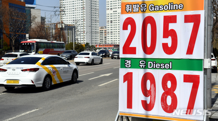 [광주=뉴시스] 류형근 기자 = 러시아의 우크라이나 침공 여파로 국제유가가 급등한 가운데 15일 오전 광주 서구의 모 주유소의 휘발유 가격이 2000원대를 돌파했다. 2022.03.15. hgryu77@newsis.com