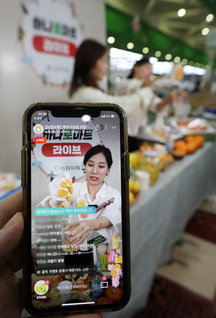 [서울=뉴시스] 고범준 기자 = 15일 서울 서초구 농협하나로마트 양재점에서 모델들이 '그립(Grip)' 라이브커머스를 통해 제주도산 천혜향, 한라봉, 레몬 등을 시중가 대비 30%저렴하게 판매하고 있다. 이번 행사는 국산과일의 소비촉진을 위해 마련됐다. 2022.03.15. bjko@newsis.com