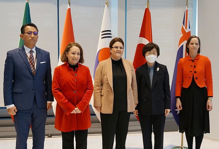 [서울=뉴시스] 정영애(오른쪽 두번째) 여성가족부 장관이 14일(현지시간) 미국 뉴욕에서 믹타(MIKTA) 5개국(멕시코, 인도네시아, 대한민국, 터키, 호주)의 여성 장관 회담을 마친 뒤 기념촬영을 하고 있다. (사진=여성가족부 제공) 2022.03.15. photo@newsis.com *재판매 및 DB 금지