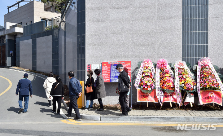 [대구=뉴시스] 이무열 기자 = 박근혜 전 대통령의 사저 입주 임박 소식이 알려진 15일 오전 시민들이 대구 달성군 유가읍 쌍계리 박 전 대통령 사저 주변을 살펴보고 있다. 2022.03.15. lmy@newsis.com