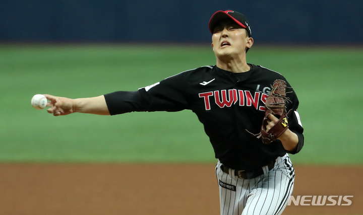 [서울=뉴시스] 이영환 기자 = 15일 오후 서울 구로구 고척스카이돔에서 열린 2022 KBO 프로야구 시범경기 LG 트윈스와 키움 히어로즈의 경기, 7회말 LG 최용하가 공을 던지고 있다. 2022.03.15. 20hwan@newsis.com