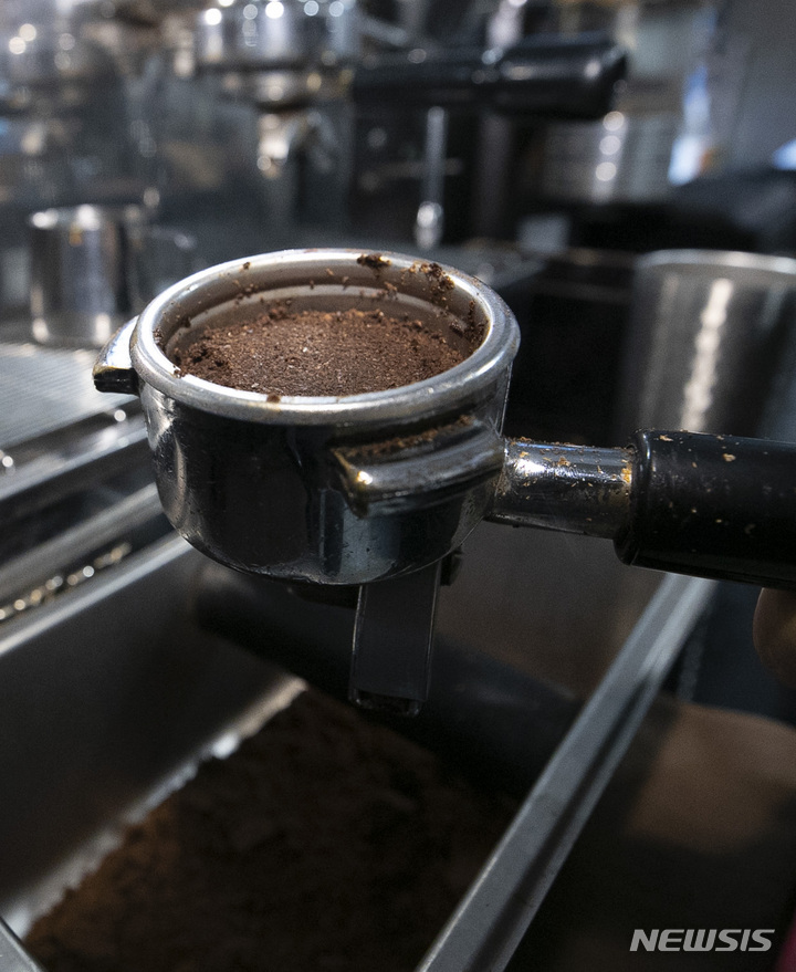 [서울=뉴시스] 서울 종로구 한 카페 운영자가 커피 원두를 내린 뒤 남은 커피박을 모으고 있다. 2022.03.15. (사진=뉴시스DB)