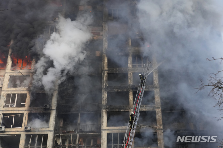 [키이우=AP/뉴시스] 15일(현지시간) 우크라이나 키이우에서 소방관들이 러시아군의 포격으로 파괴된 아파트의 불을 끄고 있다. 2022.03.15.