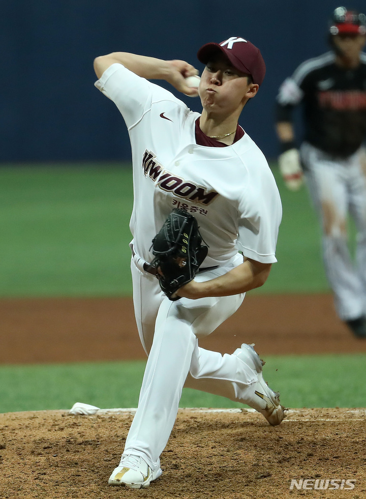 [서울=뉴시스] 이영환 기자 = 15일 오후 서울 구로구 고척스카이돔에서 열린 2022 KBO 프로야구 시범경기 LG 트윈스와 키움 히어로즈의 경기, 9회초 키움 장재영이 공을 던지고 있다. 2022.03.15. 20hwan@newsis.com