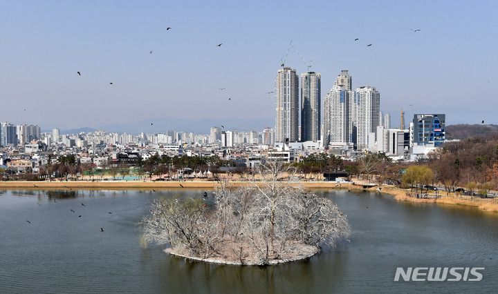 [대구=뉴시스] 이무열 기자 = 대구 수성못 둥지섬 뒤로 보이는 아파트 단지들. 2022.03.15. lmy@newsis.com