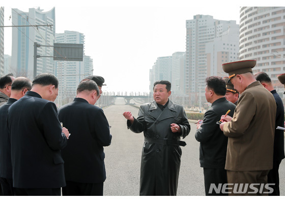 [서울=뉴시스]16일 북한 조선노동당 기관지 노동신문은 김정은 당 총비서 겸 국무위원장이 평양 송신·송화지구 1만 세대 살림집 건설 현장을 방문했다고 보도했다. (사진=노동신문 홈페이지 갈무리) 2022.03.16.