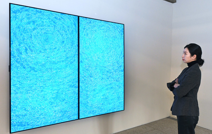 김환기의 우주가 국내 최초로 NFT작품으로 제작되어 경매에 출품됐다. (사진제공=LG전자) *재판매 및 DB 금지