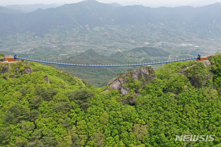 [창원=뉴시스] 경남 하동 지리산 '성제봉 신선대구름다리'.(사진=경남도 제공)