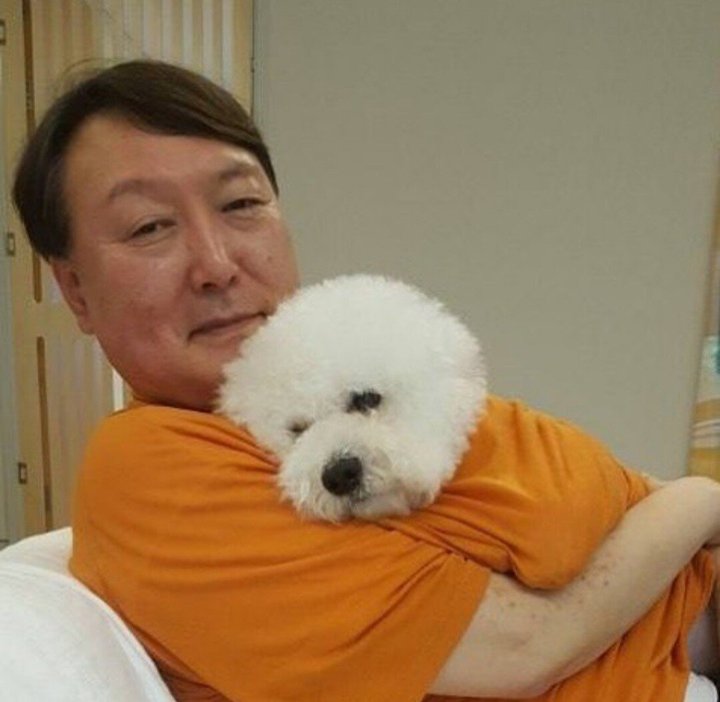 [서울=뉴시스] 윤석열 대통령 당선인과 반려견. (사진=윤석열 당선인 인스타그램 캡쳐) 2022.03.16 photo@newsis.com *재판매 및 DB 금지