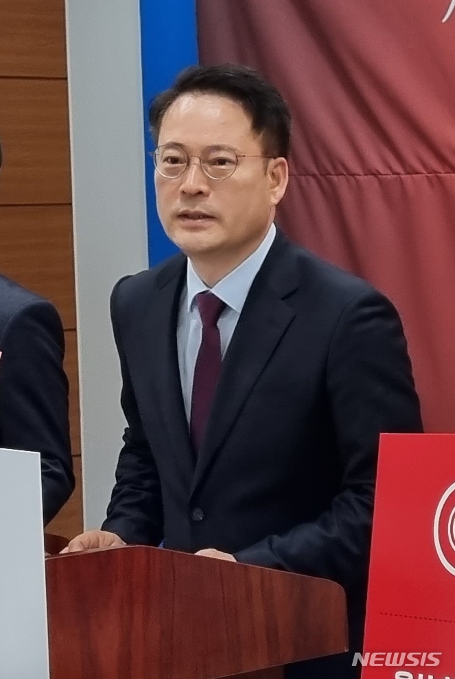 [울산=뉴시스] 박수지 기자 =국민의힘 소속 서석광 울주군 전 부군수가 16일 오전 울산시의회 프레스센터에서 기자회견을 열고 울주군수 출마선언을 하고 있다. 2022.03.16. parksj@newsis.com