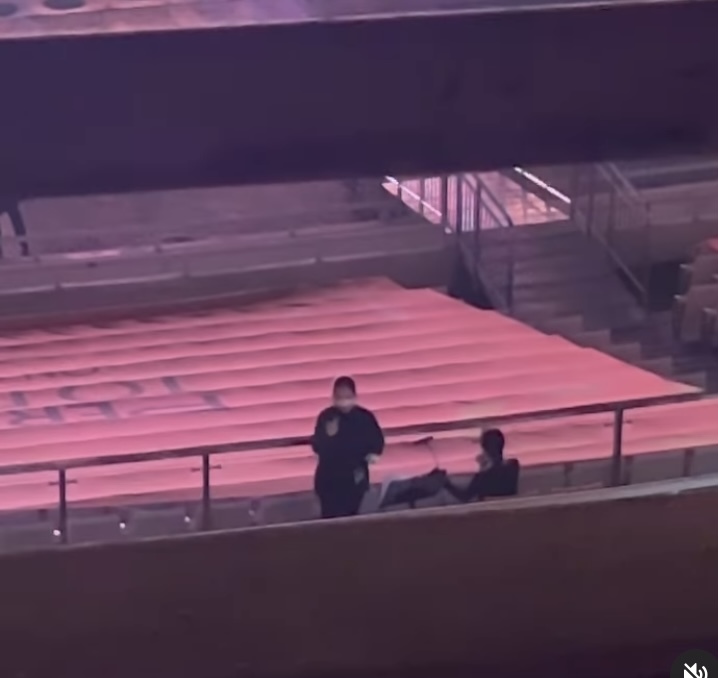 [서울=뉴시스] 방탄소년단 콘서트에서 수어통역사가 수어통역하는 모습. 2022.03.16. (사진 = 김이나 작사가 인스타그램 캡처) photo@newsis.com *재판매 및 DB 금지