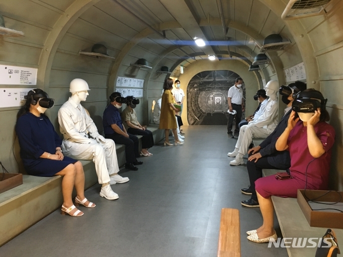 [오산=뉴시스] 오산 죽미령 스미스평화관 더글라스 체험 모습 (사진 + 오산시 제공)