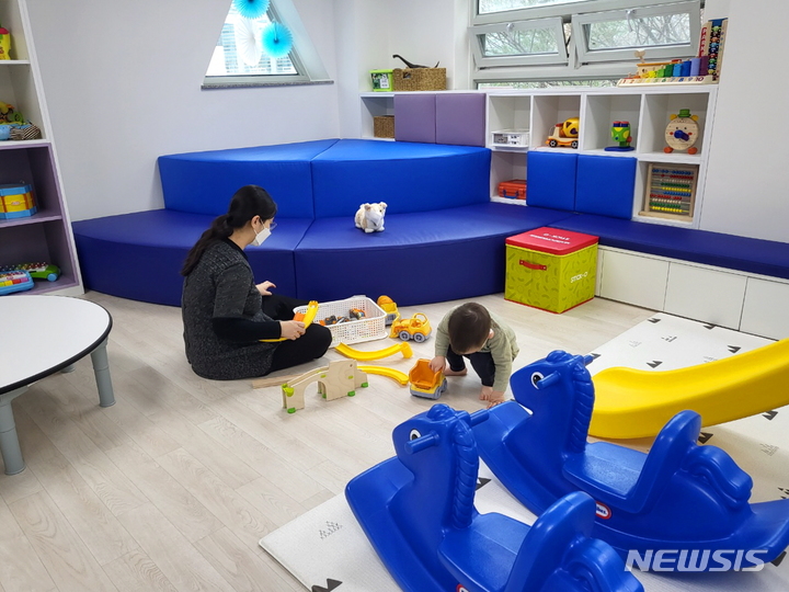 [서울=뉴시스] 서울 도봉구는 새단장을 마친 공동육아나눔터 1호 창동점의 재개소식을 진행했다고 16일 밝혔다. 2022.03.16. (사진 = 도봉구 제공) photo@newsis.com 