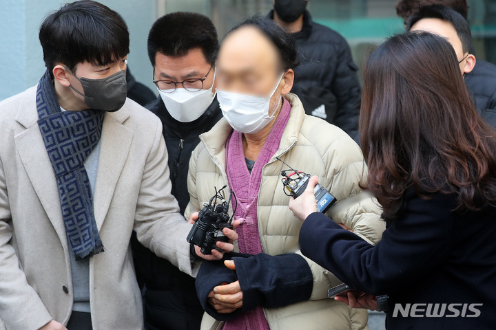 [서울=뉴시스] 백동현 기자 = 선거 유세 현장에서 송영길 더불어민주당 전 대표의 머리를 둔기로 가격한 혐의를 받는 70대 남성이 지난달 16일 오전 서울 서대문경찰서에서 검찰로 구속 송치되며 취재진 질문에 답변하고 있다. 2022.03.16. livertrent@newsis.com