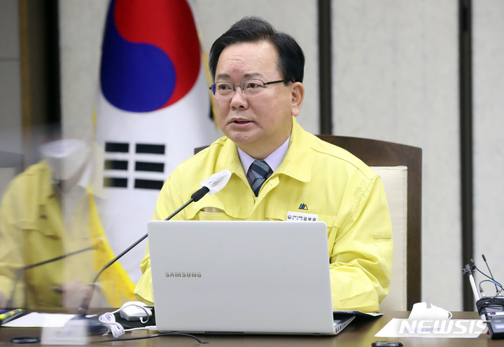 [세종=뉴시스] 강종민 기자 = 김부겸 국무총리(중앙재난안전대책본부장)가 16일 오전 정부세종청사에서 열린 코로나19 대응 중앙재난안전대책본부 회의를 주재하며 모두발언을 하고 있다. 2022.03.16. ppkjm@newsis.com