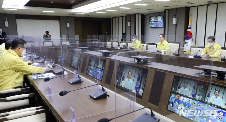 [세종=뉴시스] 강종민 기자 = 김부겸 국무총리(중앙재난안전대책본부장)가 16일 오전 정부세종청사에서 열린 코로나19 대응 중앙재난안전대책본부 회의를 주재하며 모두발언을 하고 있다. 2022.03.16. ppkjm@newsis.com