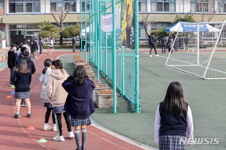 [서울=뉴시스] 홍효식 기자 =지난 16일 서울 관악구 인헌중학교에서 학생들이 코로나19 대응 현장 이동형 PCR(유전자증폭) 검사를 받기 위해 줄을 서고 있다. (공동취재사진) 2022.03.31. photo@newsis.com