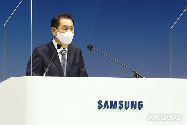 [수원=뉴시스] 김종택기자 = 한종희 삼성전자 대표이사 부회장(DX부문장)이 16일 오전 경기도 수원시 영통구 수원컨벤션센터에서 열린 제53기 삼성전자 정기주주총회에서 인사말을 하고 있다. 2022.03.16. jtk@newsis.com