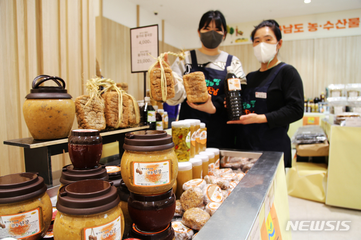 [광주=뉴시스] 광주신세계 전남 농수산물 직거래 판매전 매장 모습. (사진=광주신세계 제공) 2022.03.16 phptp@newsis.com