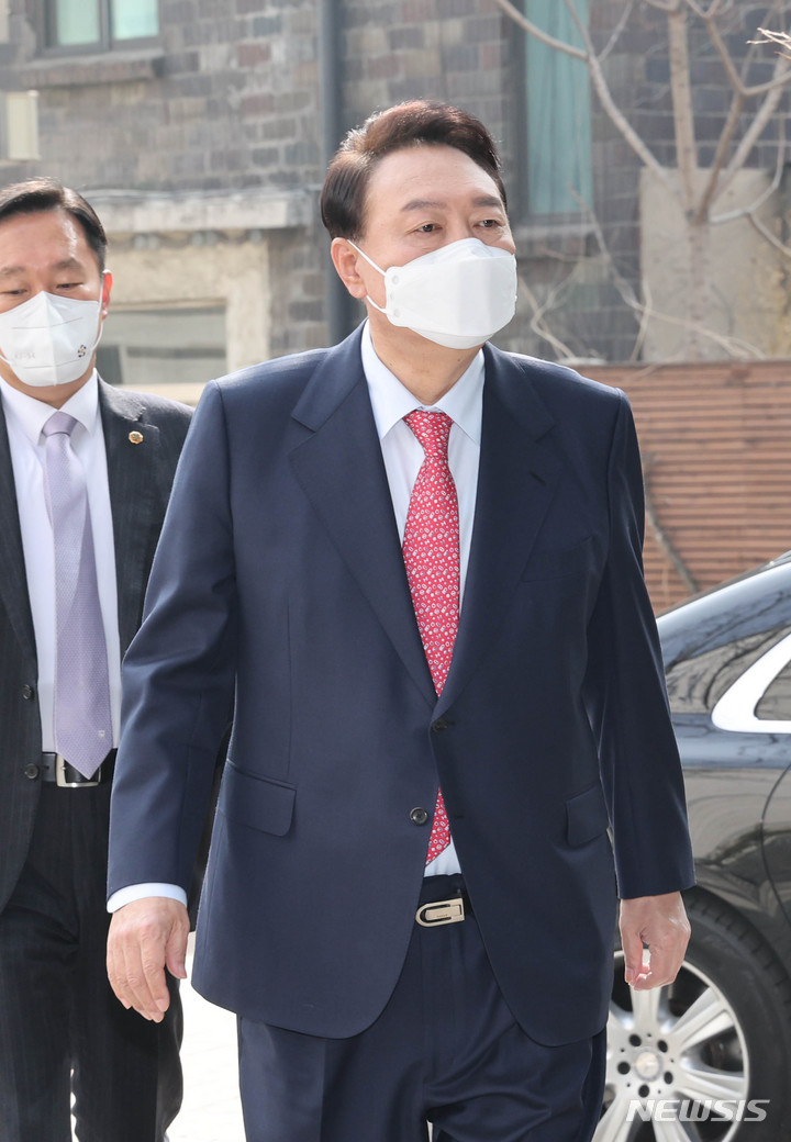 [서울=뉴시스] 국회사진기자단 = 윤석열 대통령 당선인이 16일 서울 종로구 통의동 금융감독원 연수원에 마련된 집무실로 출근하고 있다. 이날 청와대에서 하기로 했던 문재인 대통령과 윤 당선인의 오찬 회동은 무산됐다. 2022.03.16. photo@newsis.com