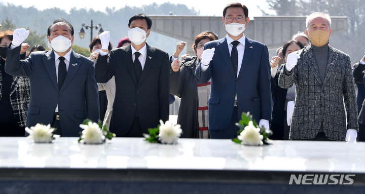 [광주=뉴시스] 변재훈 기자 = 16일 오전 광주 북구 국립 5·18 민주묘지에서 열린 제42주년 5·18민중항쟁기념행사위원회 출범식에 참석한 5월 단체, 각 기관·시민사회단체 관계자들이 오월영령 참배를 마치고 님을 위한 행진곡을 제창하고 있다. 2022.03.16. wisdom21@newsis.com