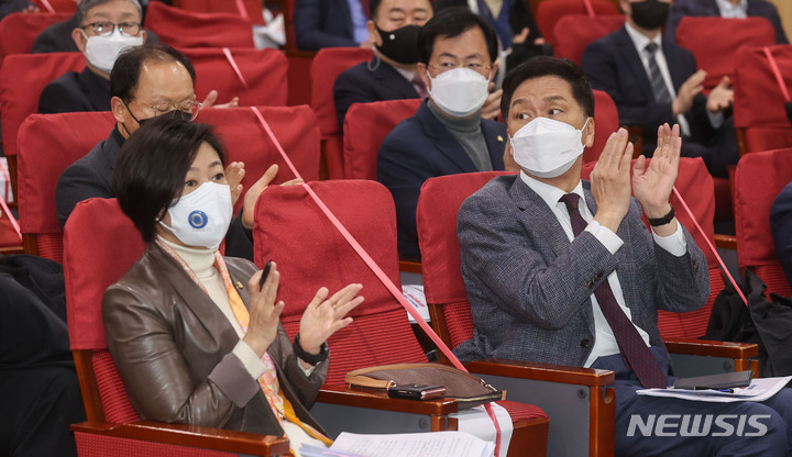[서울=뉴시스] 최동준 기자 = 김기현 국민의힘 원내대표가 16일 서울 여의도 국회 의원회관에서 열린 '제20대 대선 불공정방송 100일간의 기록, 공영언론 어떻게 바뀌어야 하나' 토론회에 참석해 박수치고 있다. (공동취재사진) 2022.03.16. photo@newsis.com