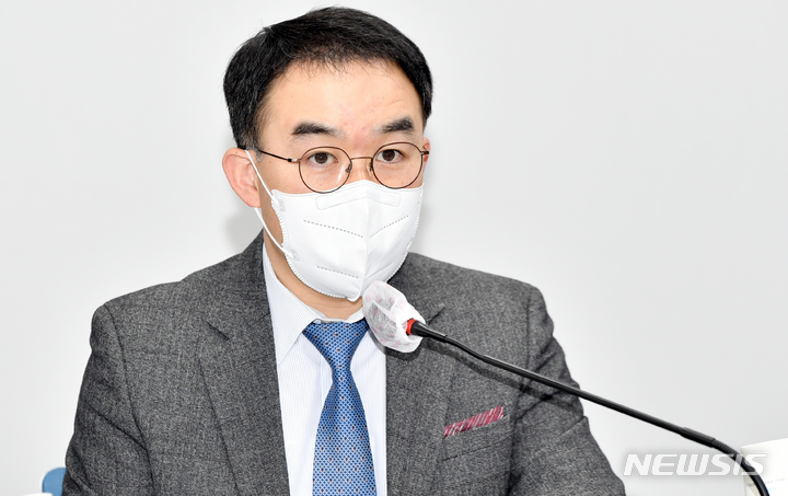 [광주=뉴시스] 류형근 기자 = 16일 오전 광주 서구 더불어민주당 광주시당 대회의실에서 민주당 비상대책위원회 광주회의가 열린 가운데 채이배 비대위원이 발언을 하고 있다. 2022.03.16. hgryu77@newsis.com