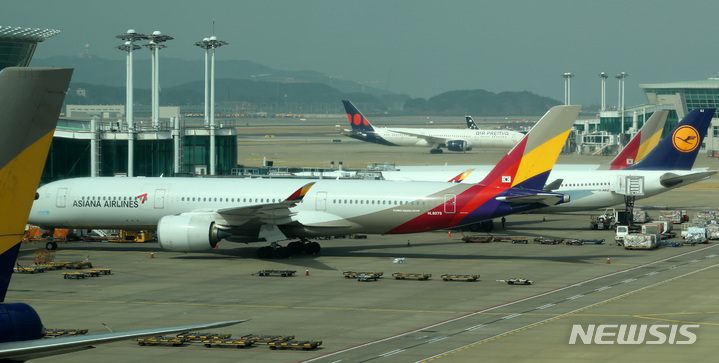 [인천공항=뉴시스] 이영환 기자 = 대한항공과 아시아나항공 등 국내 항공업계가 우크라이나 사태 장기화에 따른 러시아 노선 운항 일시 중단과 유럽·미국 노선의 경우 우회 항로를 이용한다고 밝힌 16일 오전 인천국제공항 제1여객터미널에 여객기들이 주기되어 있다. 2022.03.16. 20hwan@newsis.com