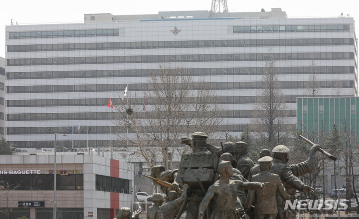 [서울=뉴시스] 권창회 기자 = 윤석열 대통령 당선인이 대통령 집무실을 청와대에서 국방부 청사로 이전하는 방안을 적극 검토 중인 것으로 알려졌다. 당초 '광화문 정부청사 집무실-총리공관 관저' 마련 방안이 유력했지만 국방부 청사 집무실 카드가 급부상하는 양상이다. 사진은 16일 오후 서울 용산구 국방부 청사 모습. 2022.03.16. kch0523@newsis.com