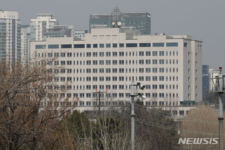 [서울=뉴시스] 권창회 기자 = 윤석열 대통령 당선인이 대통령 집무실을 청와대에서 국방부 청사로 이전하는 방안을 적극 검토 중인 것으로 알려졌다. 당초 '광화문 정부청사 집무실-총리공관 관저' 마련 방안이 유력했지만 국방부 청사 집무실 카드가 급부상하는 양상이다. 사진은 16일 오후 서울 용산구 국방부 청사 모습.  2022.03.16. kch0523@newsis.com