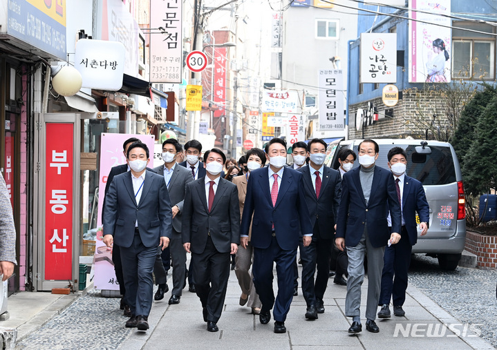 [서울=뉴시스] 국회사진기자단 = 윤석열 대통령 당선인이 16일 오후 서울 종로구 통의동에 위치한 한 식당에서 점심 식사를 마친 후 안철수 인수위원장, 권영세 인수위 부위원장, 원희룡 기획위원장 등과 함께 산책을 하고 있다. 2022.03.16. photo@newsis.com