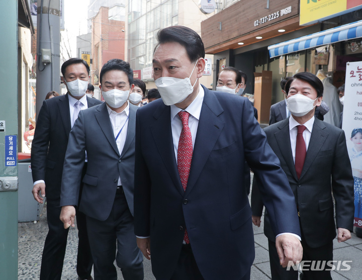 [서울=뉴시스] 국회사진기자단 = 윤석열 대통령 당선인과 안철수 인수위원장, 권영세 부위원장 등이 점심 식사를 위해 16일 오후 서울 종로구 통의동 집무실 인근 식당으로 향하고 있다. 2022.03.16. photo@newsis.com