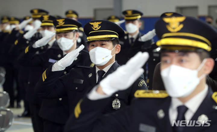 [공주=뉴시스] 강종민 기자 = 2022년 3월16일 오전 충남 공주시 중앙소방학교에서 열린 소방간부후보생 졸업 및 임용식 모습. 2022.03.16. ppkjm@newsis.com