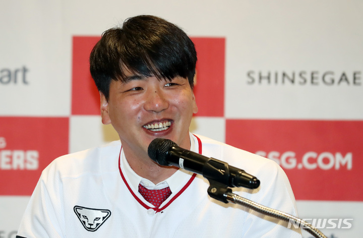 [인천=뉴시스] 이영환 기자 = 3년만에 KBO 리그로 돌아온 김광현이 16일 오후 인천 연수구 오라카이 송도파크 호텔에서 열린 SSG랜더스 입단식을 마친 후 기자회견을 하고 있다. 2022.03.16. 20hwan@newsis.com