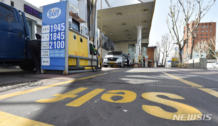 [대구=뉴시스] 이무열 기자 = 대구 중구의 한 셀프주유소에서 시민들이 주유를 하고 있다. 2022.03.16. lmy@newsis.com