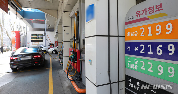 [서울=뉴시스] 권창회 기자 = 지난 16일 오후 서울 시내 한 주유소에 휘발유·경유 가격이 게시돼 있다. 한국석유공사 유가 정보 서비스 '오피넷'에 따르면 이날 서울 주유소 휘발유 평균 판매가격은 ℓ당 2091.3원, 경유는 2019.46원을 기록했다. 정부는 세계적인 인플레이션 추세 속 물가 부담을 줄이고자 4월말 종료 예정인 유류세 인하 조치를 오는 7월까지 3개월 연장하기로 결정했다. 2022.03.16. kch0523@newsis.com